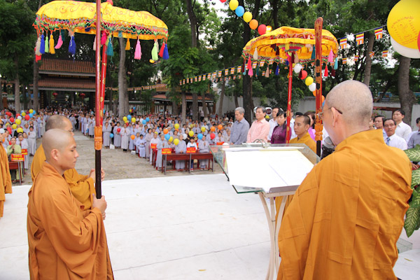 TP.HCM: Hàng ngàn người quy tụ về chùa Giác Lâm mừng đại lễ Phật Đản PL:2557