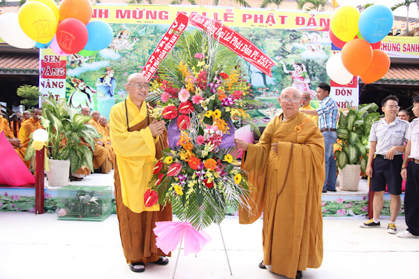 TP.HCM: Hàng ngàn người quy tụ về chùa Giác Lâm mừng đại lễ Phật Đản PL:2557