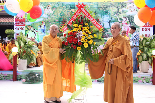 TP.HCM: Hàng ngàn người quy tụ về chùa Giác Lâm mừng đại lễ Phật Đản PL:2557