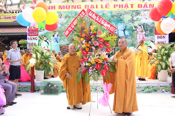 TP.HCM: Hàng ngàn người quy tụ về chùa Giác Lâm mừng đại lễ Phật Đản PL:2557