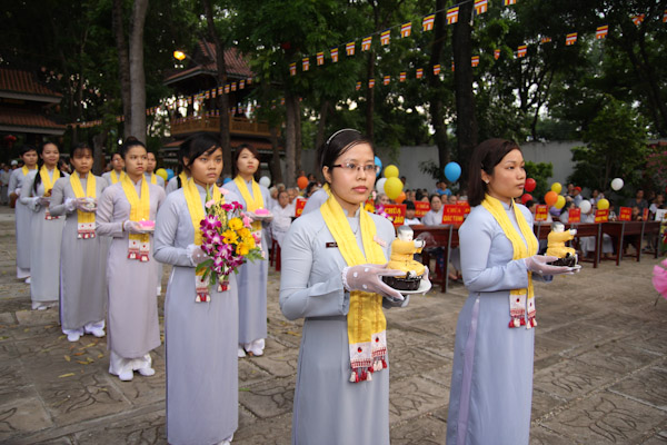 TP.HCM: Hàng ngàn người quy tụ về chùa Giác Lâm mừng đại lễ Phật Đản PL:2557