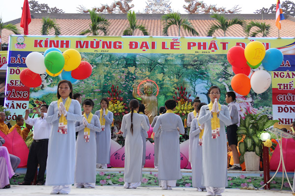 TP.HCM: Hàng ngàn người quy tụ về chùa Giác Lâm mừng đại lễ Phật Đản PL:2557