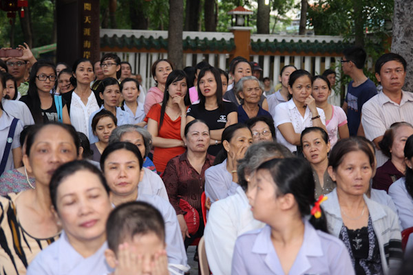 TP.HCM: Hàng ngàn người quy tụ về chùa Giác Lâm mừng đại lễ Phật Đản PL:2557