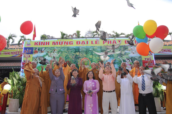 TP.HCM: Hàng ngàn người quy tụ về chùa Giác Lâm mừng đại lễ Phật Đản PL:2557