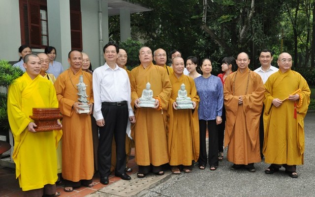 Thủ tướng tặng tượng Phật cho 3 chùa ở Trường Sa
