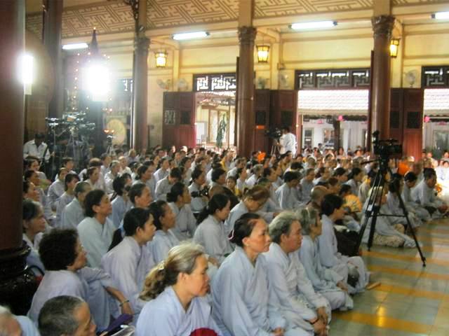 Hàng ngàn Phật tử Khánh Hòa nghe HT.Thích Trí Quảng giảng pháp