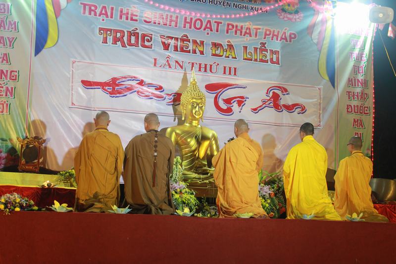 Hàng ngàn ngon nến lung linh tưởng nhớ về Cha và Mẹ