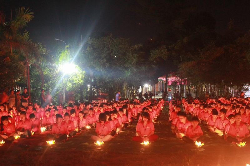 Hàng ngàn ngon nến lung linh tưởng nhớ về Cha và Mẹ