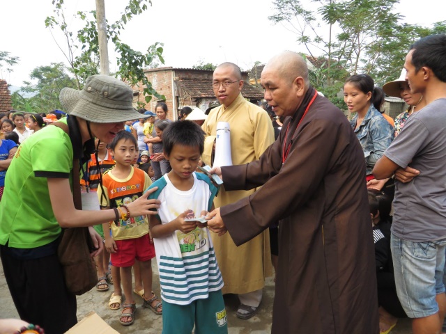 Hội Khai Tâm, Hội 14 Chữ và CLB Làn Gió Ấm: Chia sẻ yêu thương đến bà con tại tỉnh Quảng Bình
