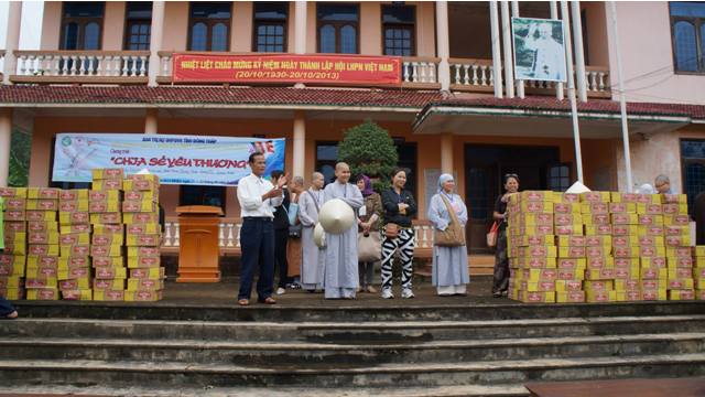 Hội Khai Tâm, Hội 14 Chữ và CLB Làn Gió Ấm: Cảm động chuyến phát quà tại tỉnh Quảng Trị