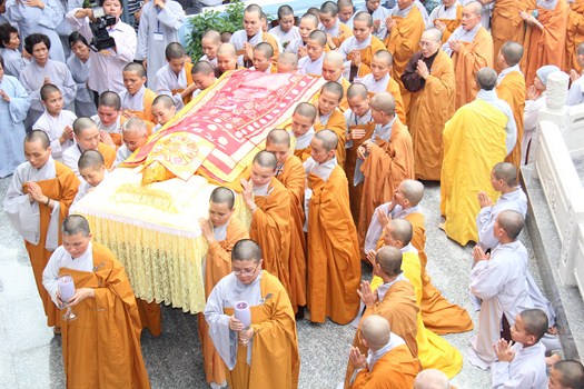 Hình Ảnh Lễ Cung Thỉnh Nhục Thân Cố Sư Trưởng Hải Triều Âm Nhập Kim Quan