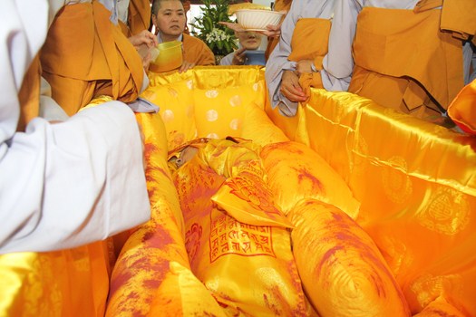 Hình Ảnh Lễ Cung Thỉnh Nhục Thân Cố Sư Trưởng Hải Triều Âm Nhập Kim Quan