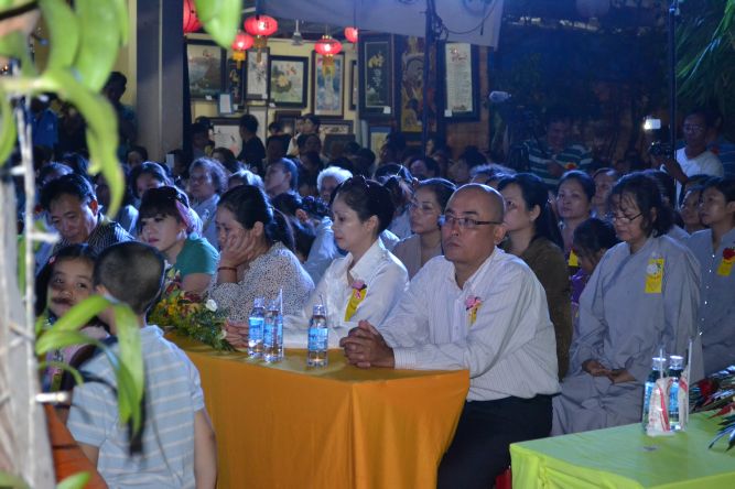 TP.HCM: Lễ cài hoa hồng, dâng quà hiếu hạnh và văn nghệ Vu Lan tại chùa Thiên Chánh