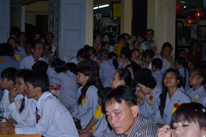 TP.HCM: Lễ cài hoa hồng, dâng quà hiếu hạnh và văn nghệ Vu Lan tại chùa Thiên Chánh