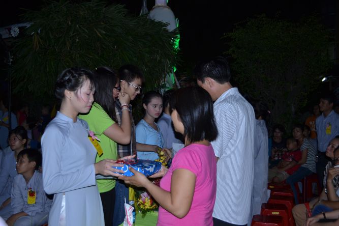 TP.HCM: Lễ cài hoa hồng, dâng quà hiếu hạnh và văn nghệ Vu Lan tại chùa Thiên Chánh