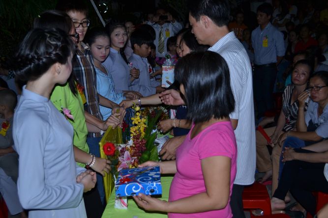 TP.HCM: Lễ cài hoa hồng, dâng quà hiếu hạnh và văn nghệ Vu Lan tại chùa Thiên Chánh
