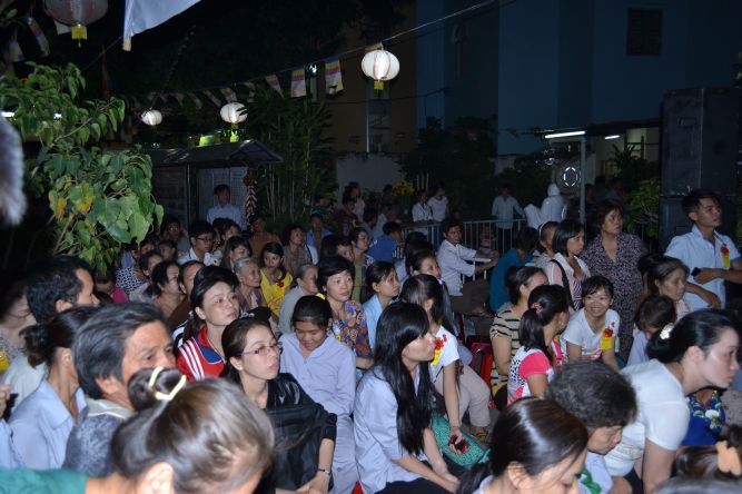 TP.HCM: Lễ cài hoa hồng, dâng quà hiếu hạnh và văn nghệ Vu Lan tại chùa Thiên Chánh