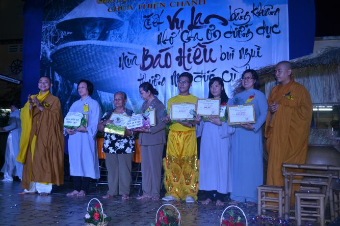 TP.HCM: Lễ cài hoa hồng, dâng quà hiếu hạnh và văn nghệ Vu Lan tại chùa Thiên Chánh