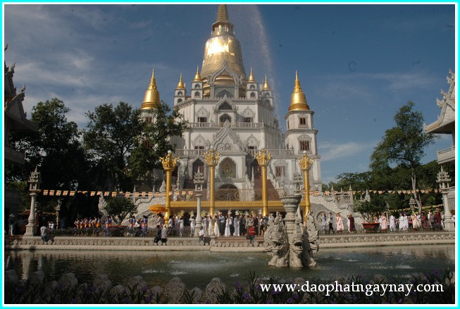 Chùm ảnh: Đại lễ dâng y Kathina tại tổ đình Bửu Long - Q9 - PL: 2557 - DL: 2013