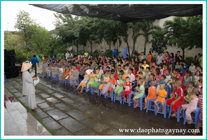 Bình Dương: Đêm hội trăng rằm dành cho các em có hoàn cảnh khó khăn