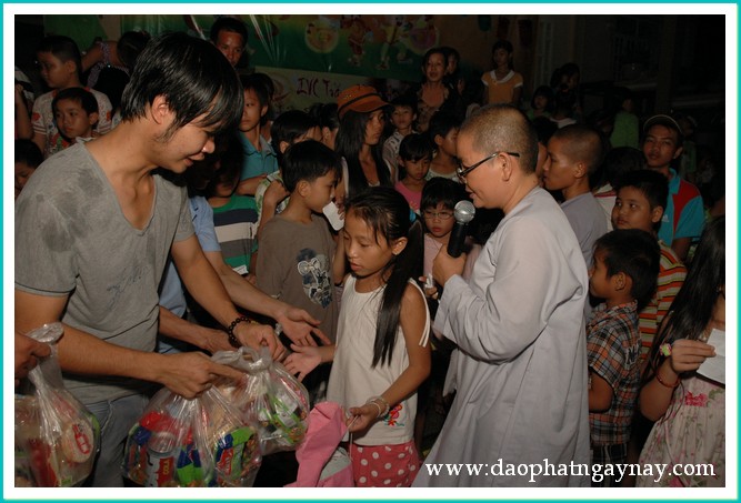 Bình Dương: Đêm hội trăng rằm dành cho các em có hoàn cảnh khó khăn