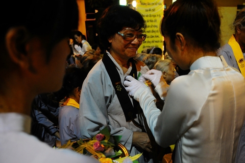 Bông hồng cài áo dưới Đại bảo tháp cao nhất Việt Nam