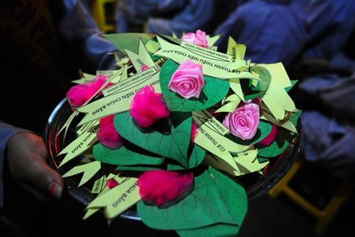 Bông hồng cài áo dưới Đại bảo tháp cao nhất Việt Nam