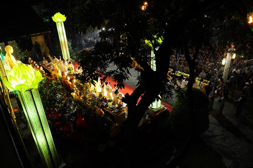 Bông hồng cài áo dưới Đại bảo tháp cao nhất Việt Nam