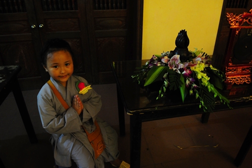 Bông hồng cài áo dưới Đại bảo tháp cao nhất Việt Nam