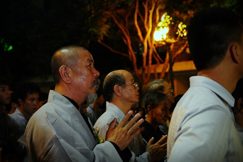 Bông hồng cài áo dưới Đại bảo tháp cao nhất Việt Nam