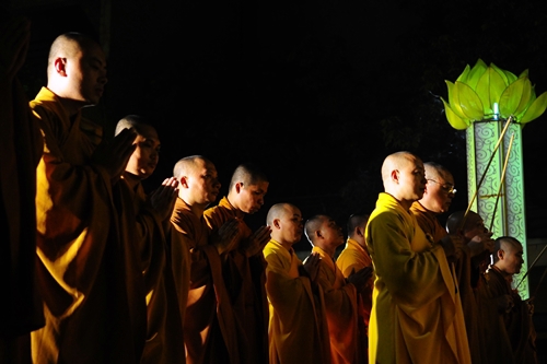 Bông hồng cài áo dưới Đại bảo tháp cao nhất Việt Nam