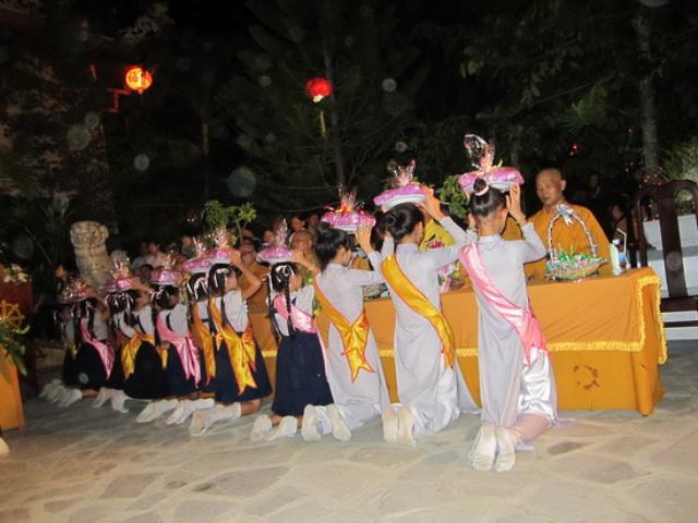 Lễ dâng  y Kathina, cài hoa hồng tại tổ đình Thiên Bửu