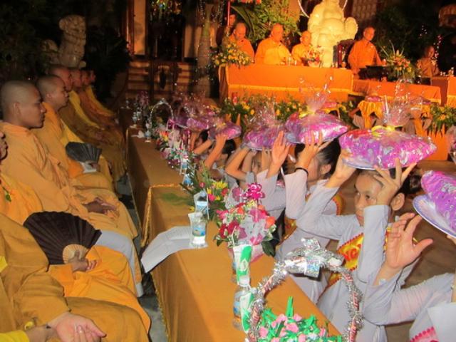 Lễ dâng  y Kathina, cài hoa hồng tại tổ đình Thiên Bửu