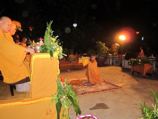 Lễ dâng  y Kathina, cài hoa hồng tại tổ đình Thiên Bửu