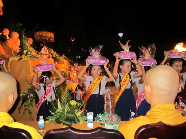 Lễ dâng  y Kathina, cài hoa hồng tại tổ đình Thiên Bửu