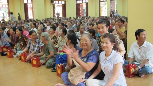 TP.HCM: Ban Văn Hóa PG và Sen Hồng Media tặng quà cho bệnh nhân Ung Bướu