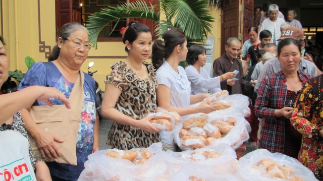 TP.HCM: Ban Văn Hóa PG và Sen Hồng Media tặng quà cho bệnh nhân Ung Bướu