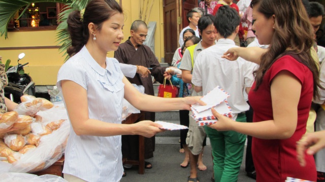 TP.HCM: Ban Văn Hóa PG và Sen Hồng Media tặng quà cho bệnh nhân Ung Bướu