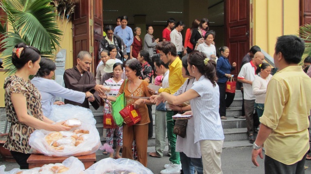 TP.HCM: Ban Văn Hóa PG và Sen Hồng Media tặng quà cho bệnh nhân Ung Bướu