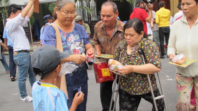 TP.HCM: Ban Văn Hóa PG và Sen Hồng Media tặng quà cho bệnh nhân Ung Bướu