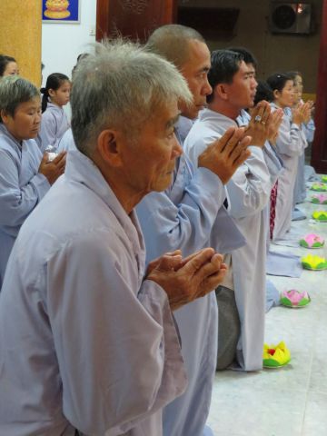 Tiền Giang: lung linh và cảm động đêm mặc niện hoa hồng chùa Nam An