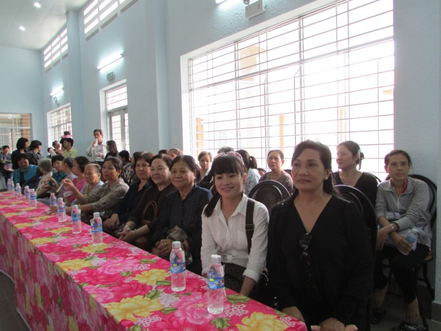 Quỹ Từ thiện ĐPNN: Tặng quà từ thiện tại Bến Tre