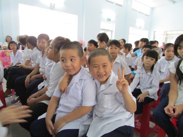 Quỹ Từ thiện ĐPNN: Tặng quà từ thiện tại Bến Tre