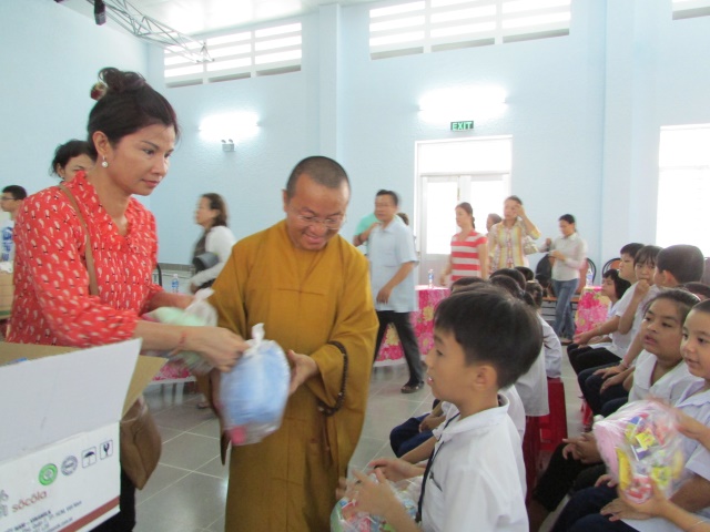 Quỹ Từ thiện ĐPNN: Tặng quà từ thiện tại Bến Tre