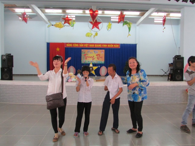 Quỹ Từ thiện ĐPNN: Tặng quà từ thiện tại Bến Tre