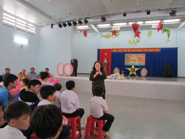 Quỹ Từ thiện ĐPNN: Tặng quà từ thiện tại Bến Tre