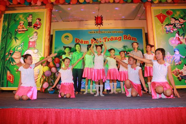 Bản Tin Chương trình “Đêm Hội Trăng Rằm” tại Thiền Tự Trúc Lâm Viên Giác, thành phố Nha Trang.
