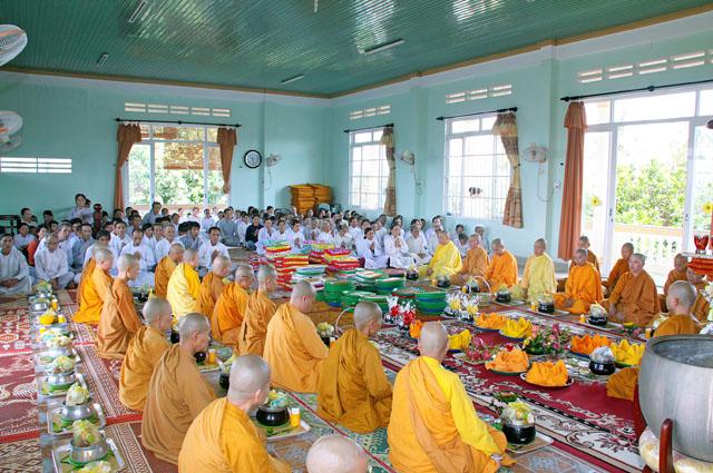 Tịnh Xá Ngọc Túc Lễ Dâng Pháp Y