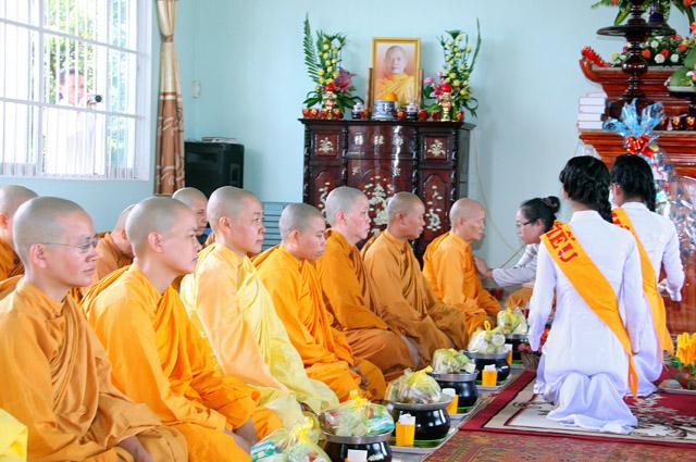 Tịnh Xá Ngọc Túc Lễ Dâng Pháp Y