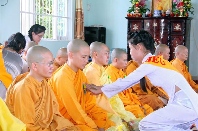 Tịnh Xá Ngọc Túc Lễ Dâng Pháp Y